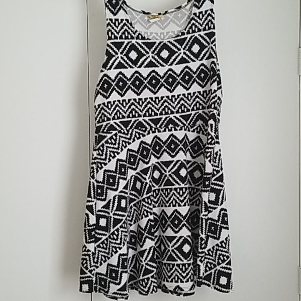 Black and white sleeveless dress